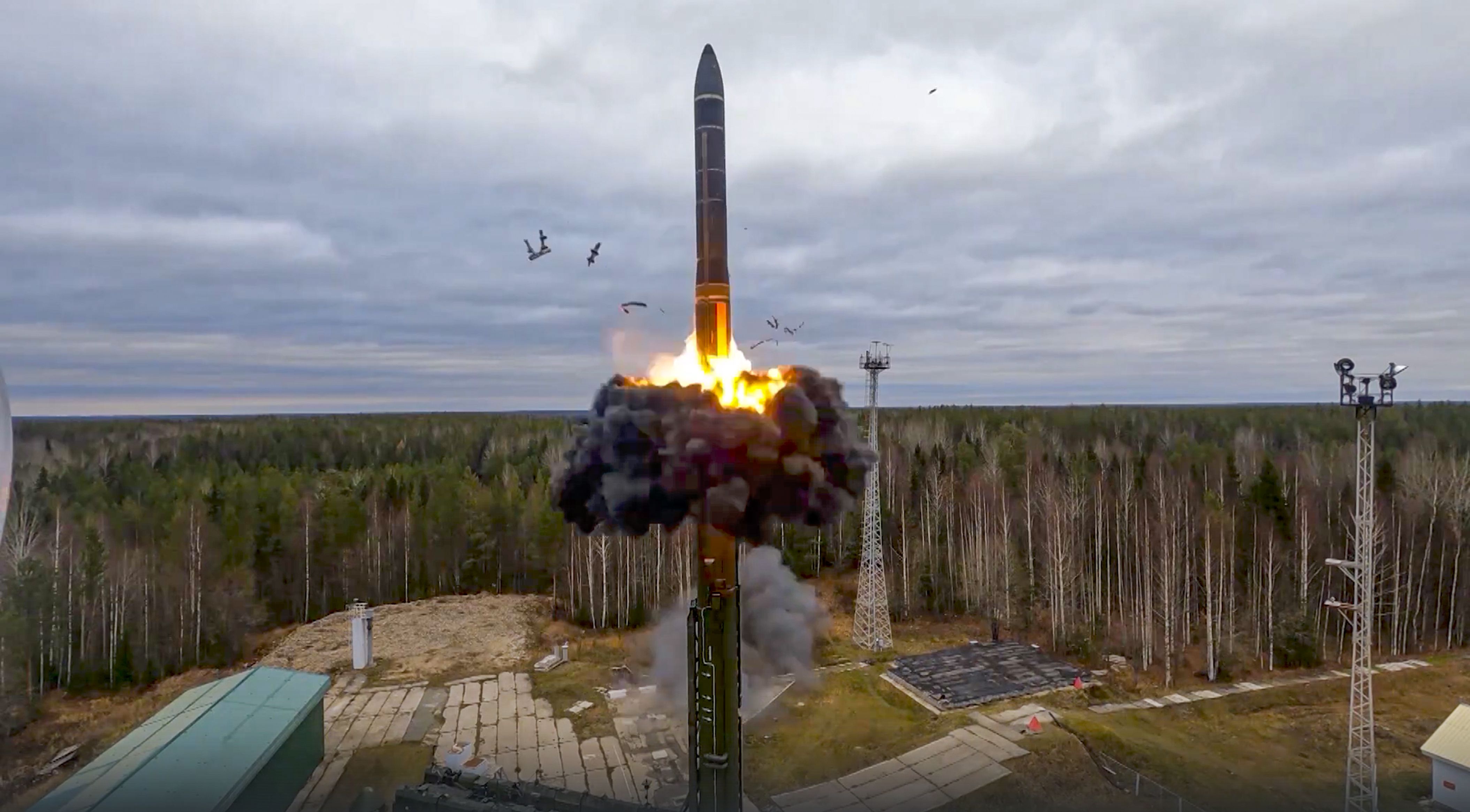 ARCHIVO - En esta imagen tomada de un video y publicada por el servicio de prensa del Ministerio de Defensa ruso el 26 de octubre de 2022, un misil intercontinental balístico Yars es disparado en un lanzamiento de prueba como parte de los ensayos nucleares de Rusia, desde un sitio de lanzamiento en Plesetsk, en el noroeste de Rusia. (Servicio de prensa del Ministerio de Defensa vía AP, Archivo)