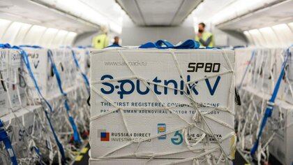 Las vacunas Sputnik V pueden ser transportadas en avión a todo el mundo sin una extrema refrigeración necesaria.