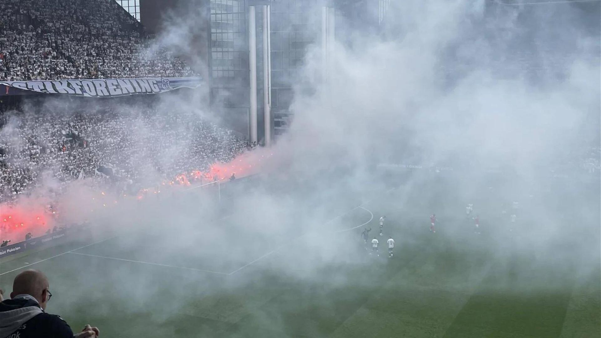 Así luce el Parken, donde se juega Silkeborg vs AGF, luego de que se tiren pirotécnicos.