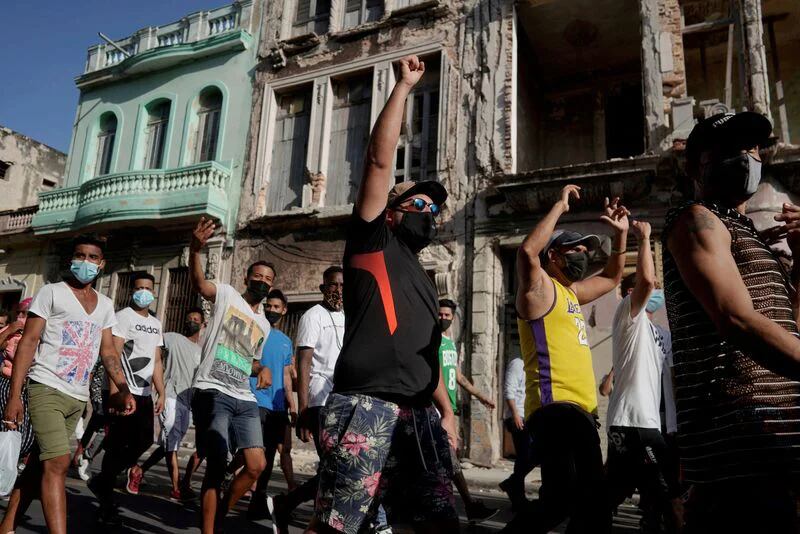 Manifestantes gritando consignas contra el régimen en La Habana, Cuba, el 11 de julio de 2021 (REUTERS/Alexandre Meneghini/Archivo)