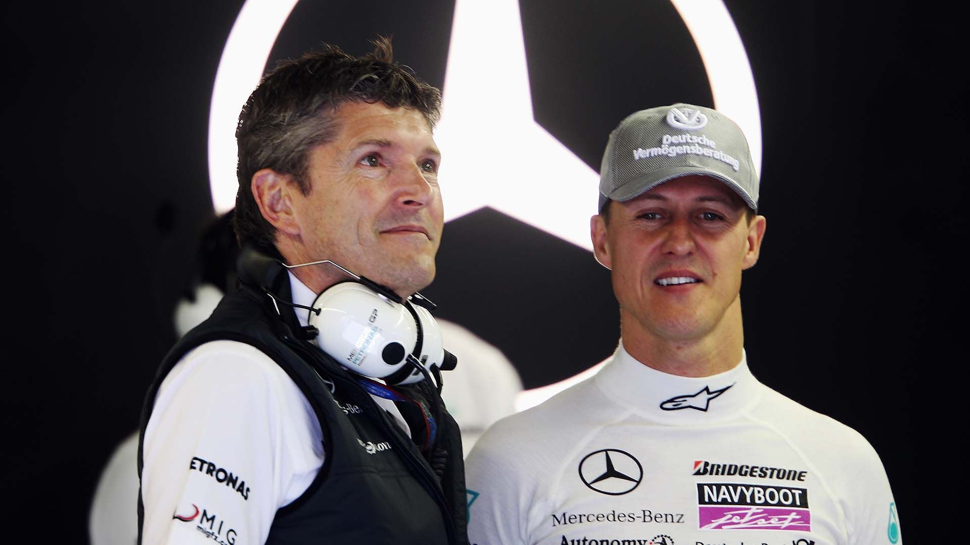 Michael Schumacher y Nick Fry, quien fue ingeniero suyo en el equipo Mercedes en 2010.
