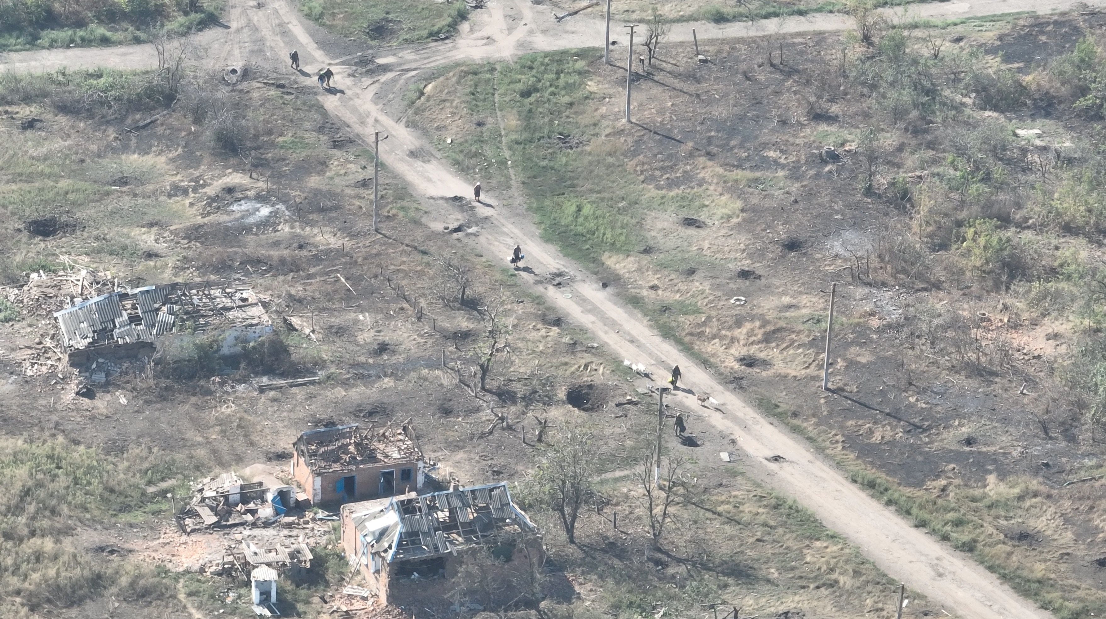 Soldados ucranianos del Batallón de Asalto Separado 'Skala' entran en el pueblo de Robotyne (Reuters)