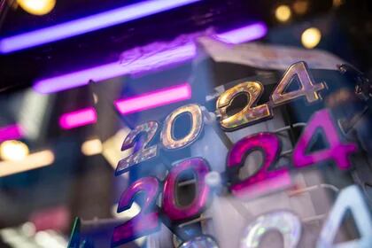 Gafas con la forma del año 2024, en un establecimiento antes de Nochevieja en Times Square, Nueva York, el 29 de diciembre de 2023. (AP Foto/Yuki Iwamura)