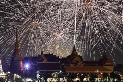 Los fuegos artificiales explotan sobre el Gran Palacio durante las celebraciones del año Nuevo, en Bangkok, Tailandia, el 1 de enero de 2024. REUTERS/Athit Perawongmetha