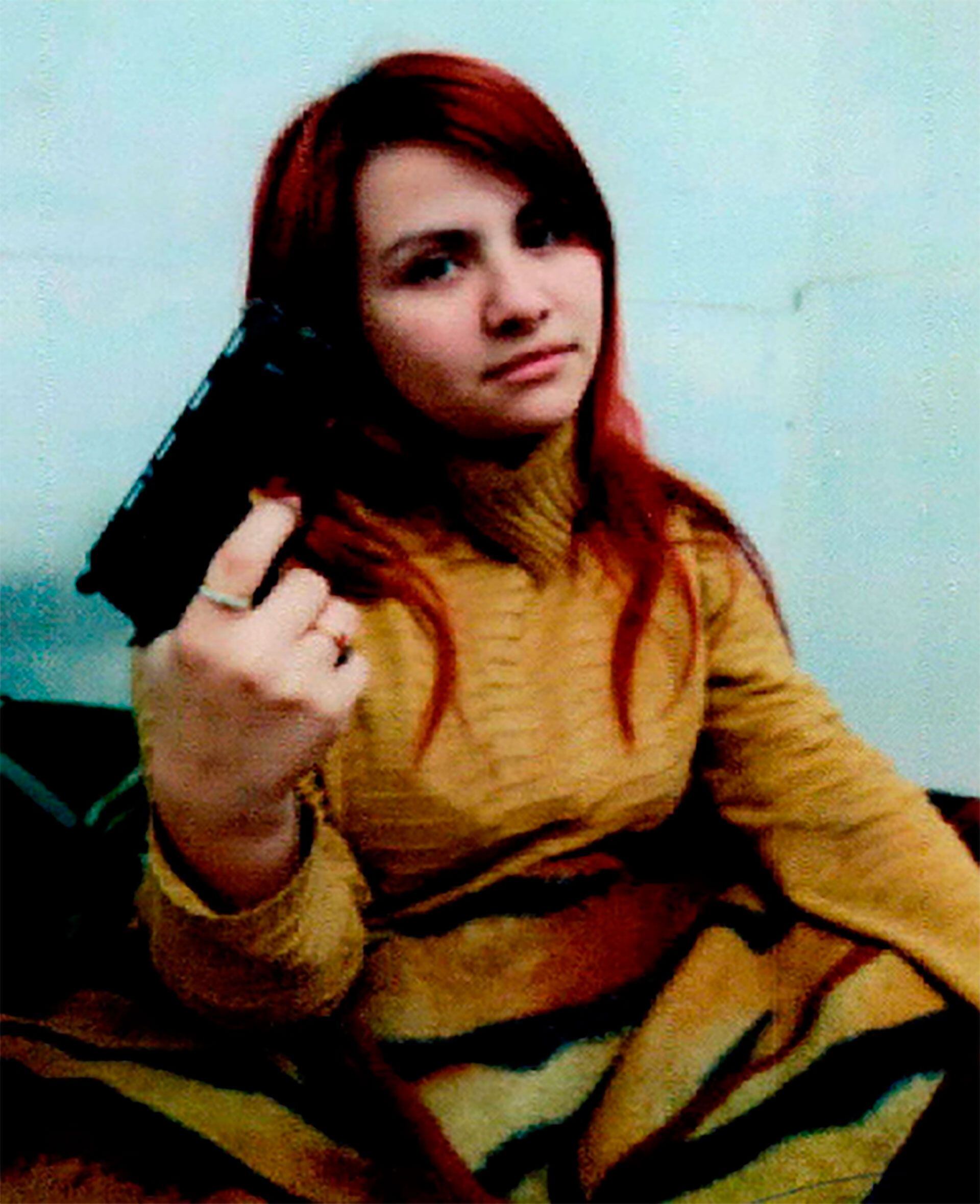 Brenda Uliarte posando con el arma con la que se intentó matar a la vicepresidenta