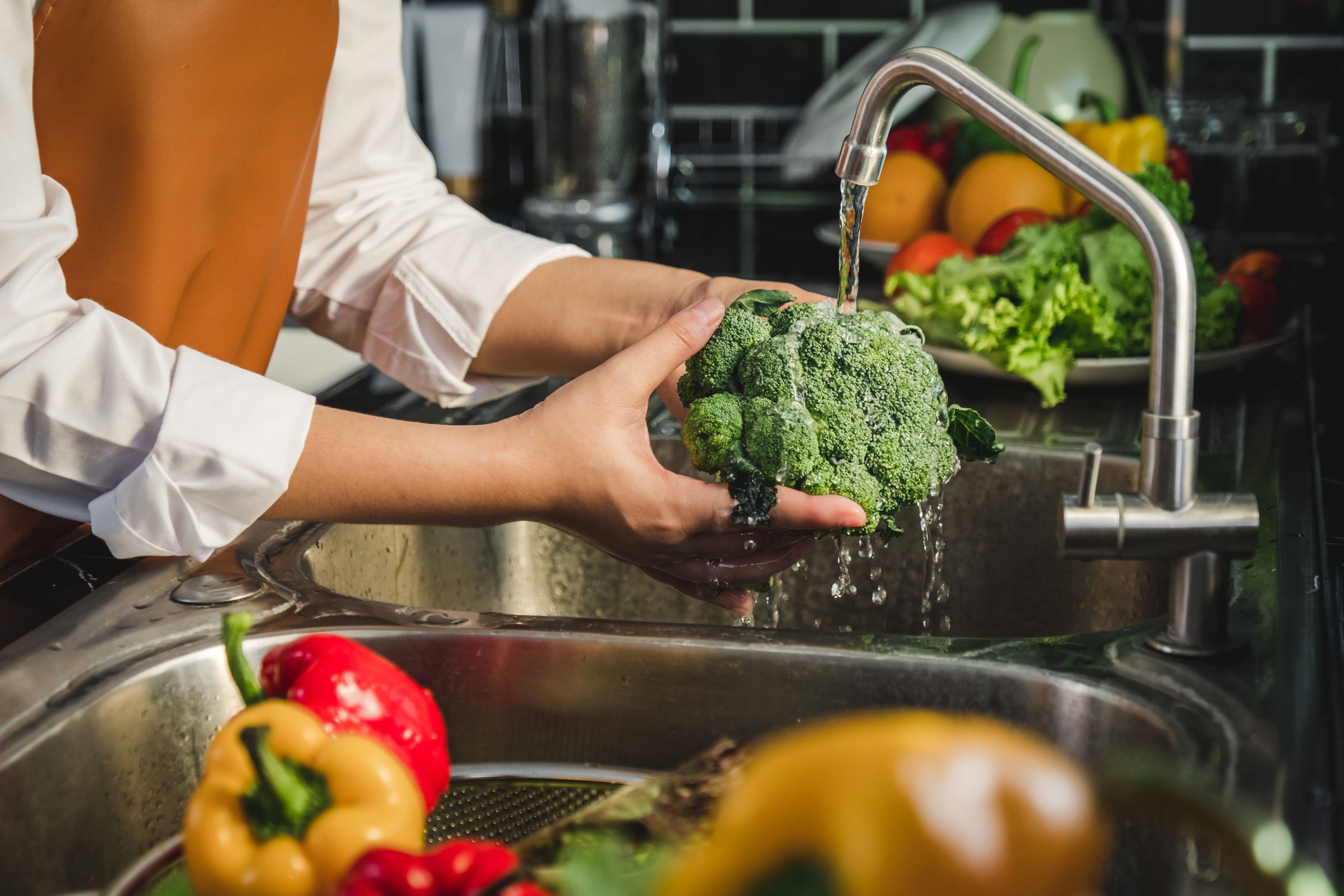 Las frutas y verduras requieren de una limpieza adecuada para prevenir la transmisión de enfermedades al consumirlos (Shutterstock)