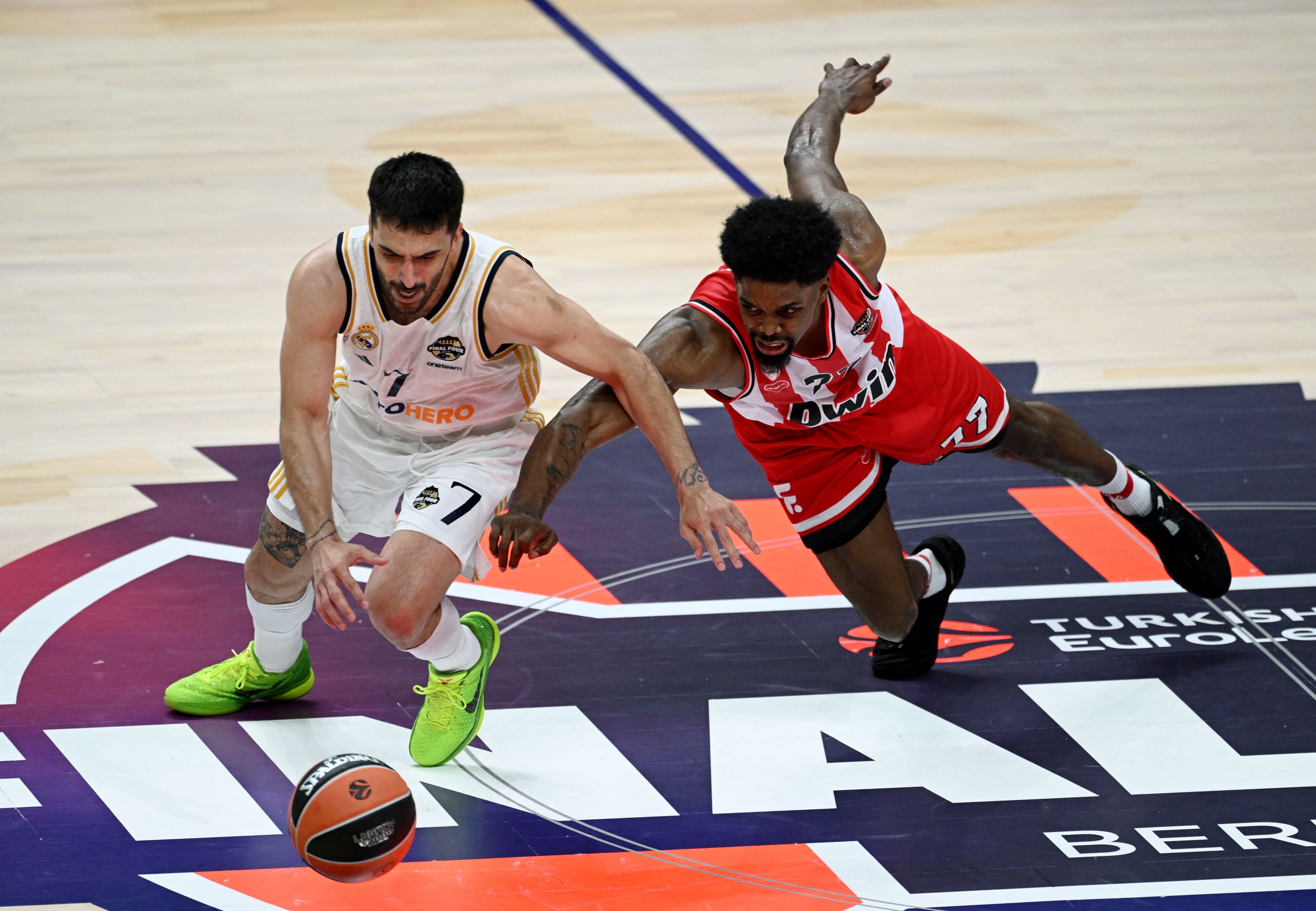 Facundo Campazzo en acción en la semifinal de la Euroliga ante Olympiacos. El Real Madrid accedió a una nueva final (REUTERS/Annegret Hilse)