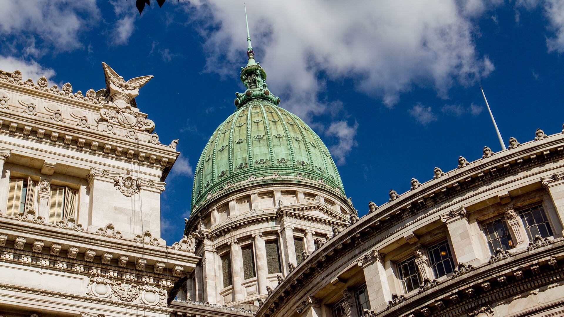 La cúpula del Palacio, de ochenta metros de altura. Su estructura reticulada de hierro se apoya en un basamento de cuatro pórticos y está revestida en cobre que, en contacto con la atmósfera, adquiere su color verde característico