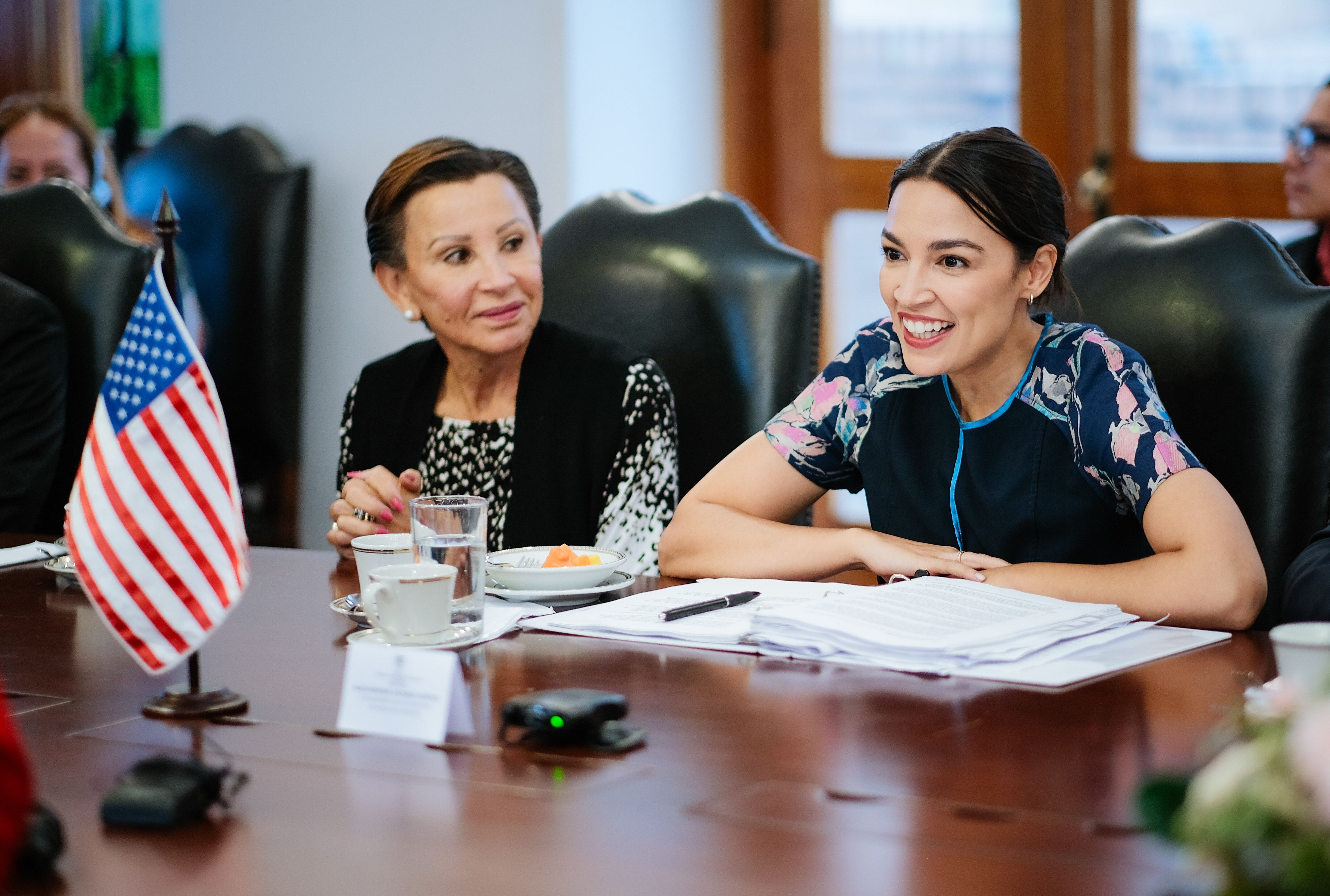 Alexandria Ocasio-Cortez (der.) representa al ala más progresista del Congreso estadounidense y sostendrá una reunión con el presidente Petro el domingo 20 de agosto.
Foto: vicepresidencia.