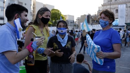 Liliana Arriegui (a la derecha) tiene 62 años, es Administradora de empresas, pintora y restauradora. Llegó de Berisso, junto con Comunidad Parroquial Santos Pedro y Pablo de Berisso (Foto: Catalina Calvo)