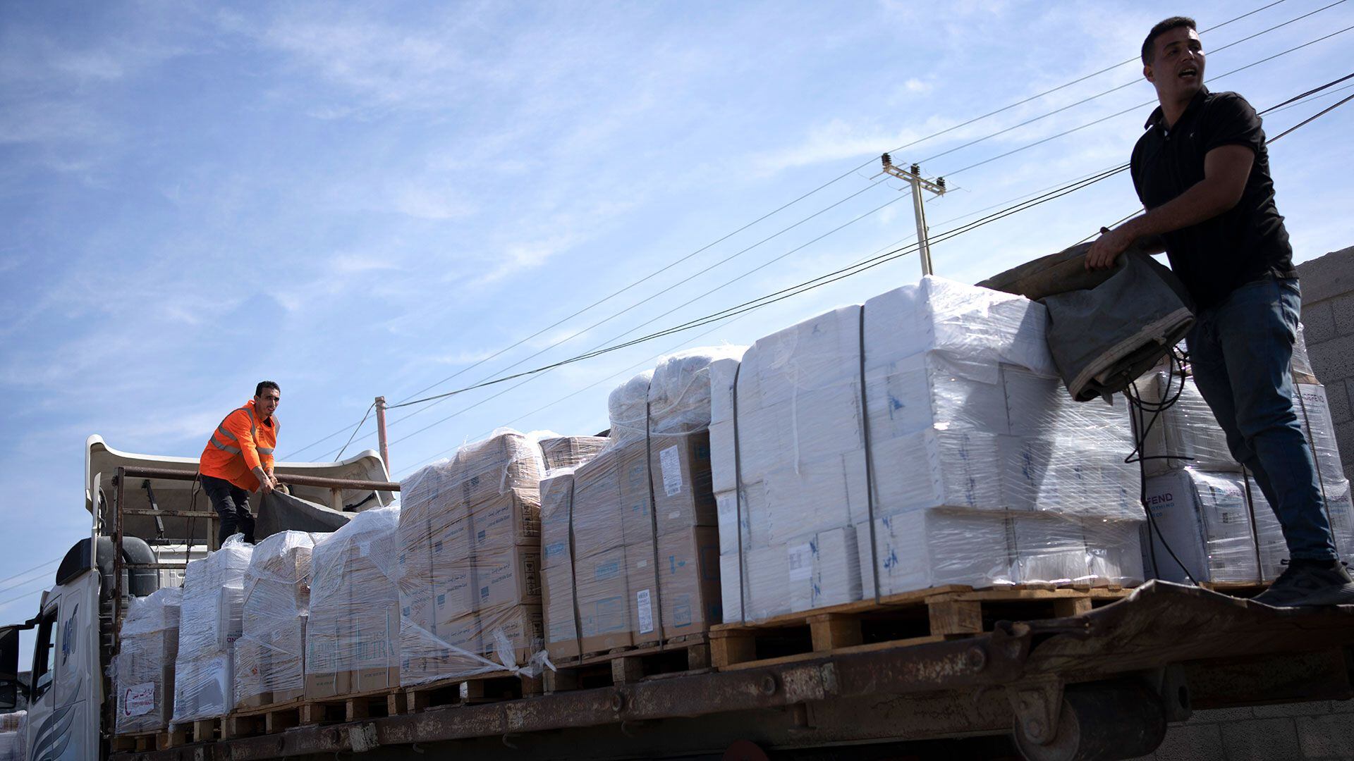 Camiones con ayuda humanitaria para la Franja de Gaza ingresan desde Egipto a Rafah el sábado 21 de octubre de 2023. (Foto AP/Fatima Shbair)