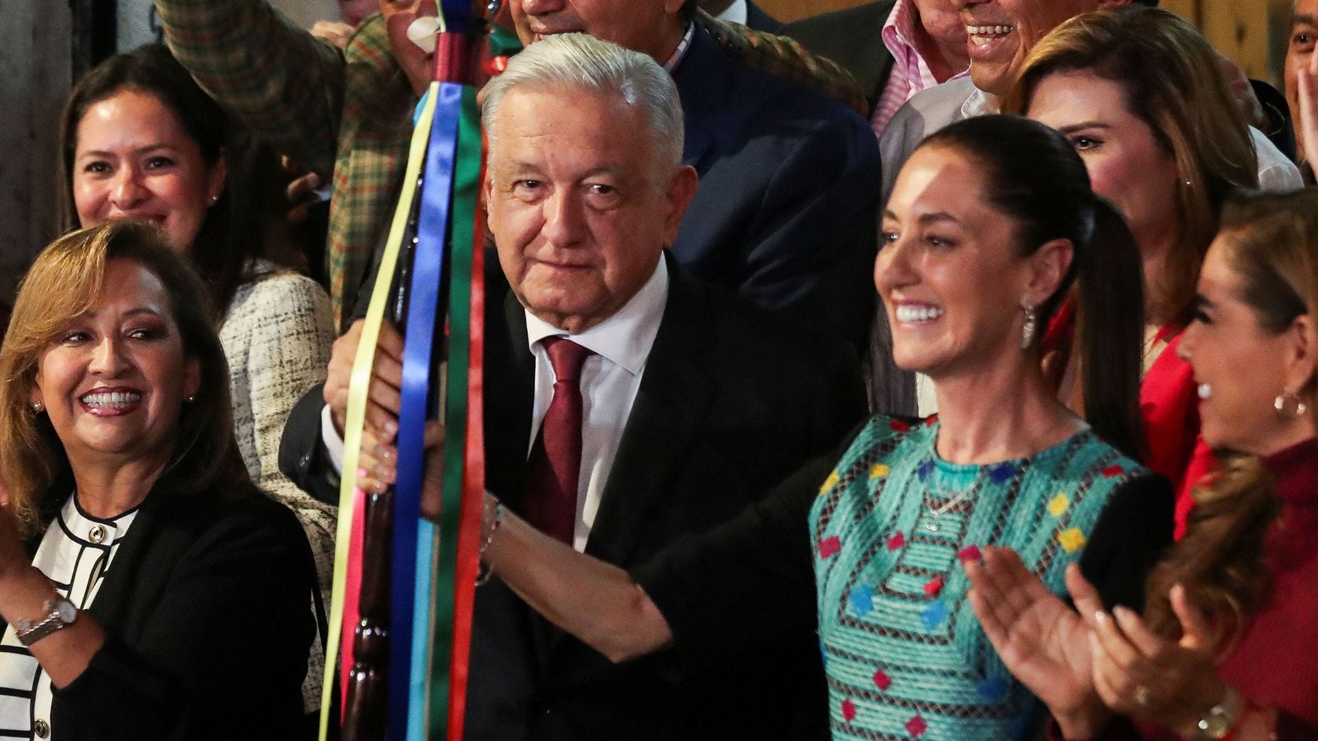 Sheinbaum recibió el bastón de mando un día después de haber sido nombrada Coordinadora Nacional de Defensa de la 4T. (Foto: Reuters)