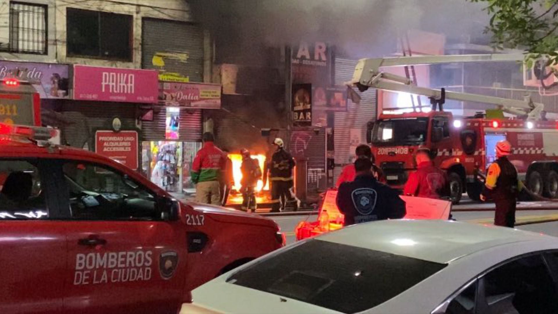 Se incendió un depósito en Flores y hubo que evacuar a vecinos por el humo:  hay peligro de derrumbe - Infobae