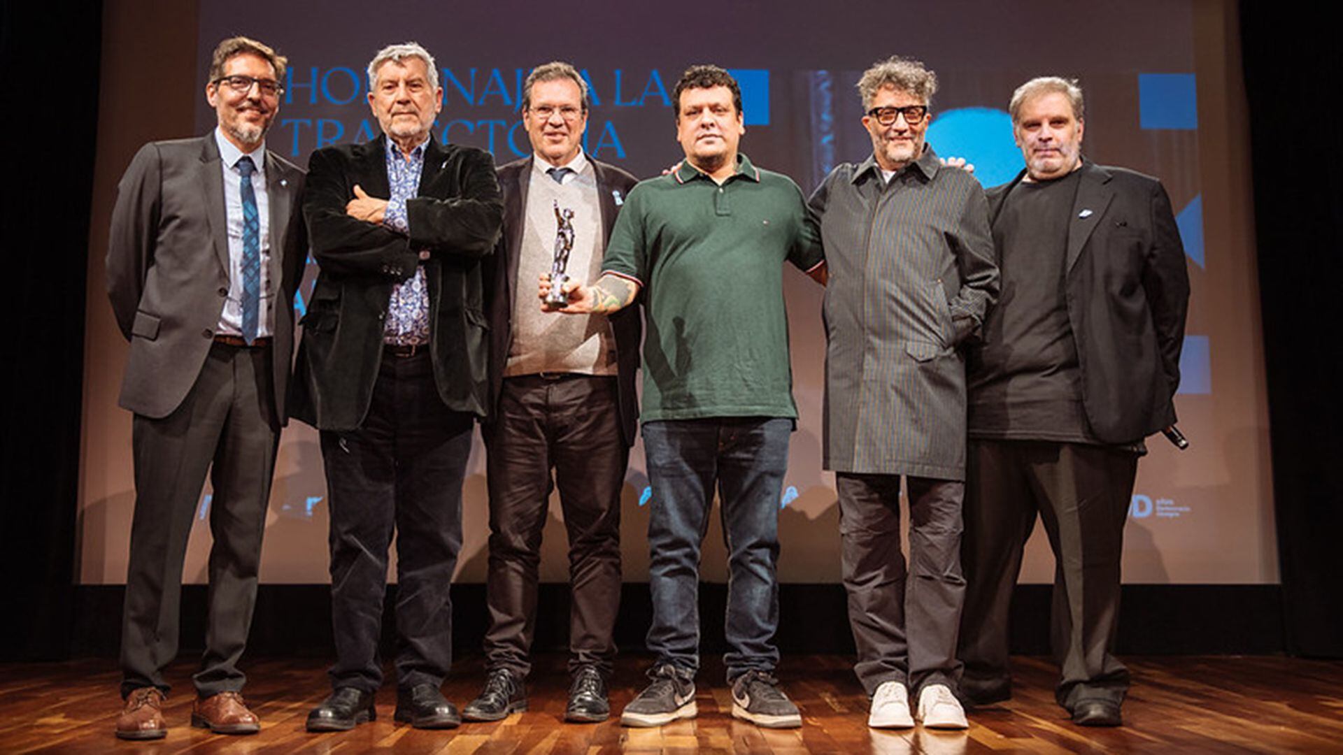 El Presidente del Festival, Fernando Juan Lima; el productor Osvaldo Papaleo; Tristán Bauer; Bruno Aristarain, hijo del director, Fito Páez y Pablo Conde