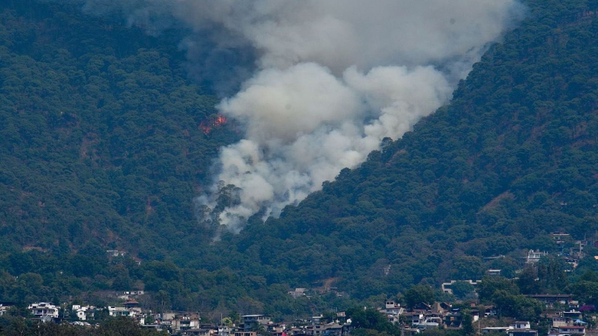 ¿Qué escuelas suspendieron clases trae el incendio en el Edomex? Esto sabemos