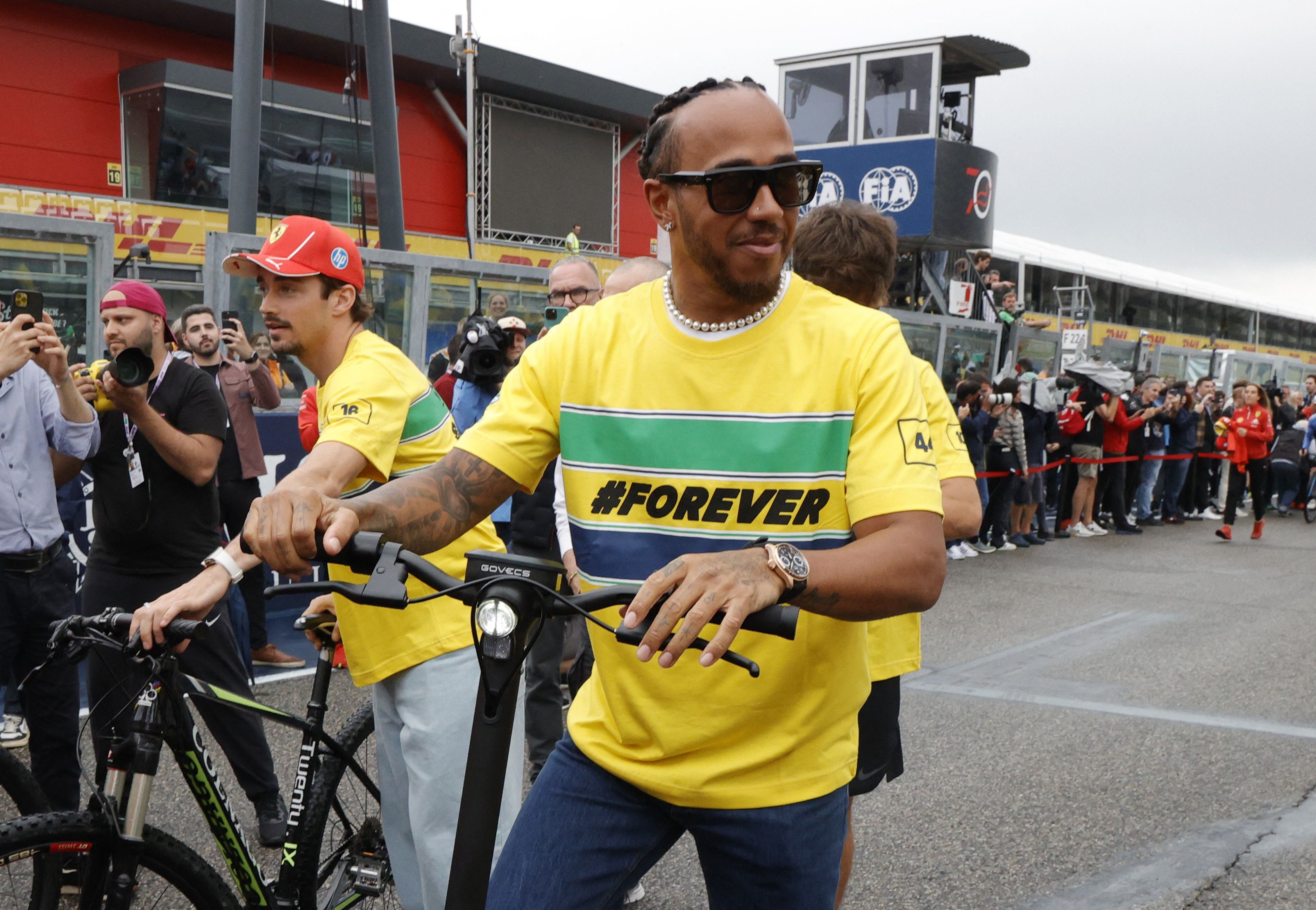 Hamilton con una remera en honor a Senna, a 20 años de su muerte (REUTERS/Ciro De Luca)