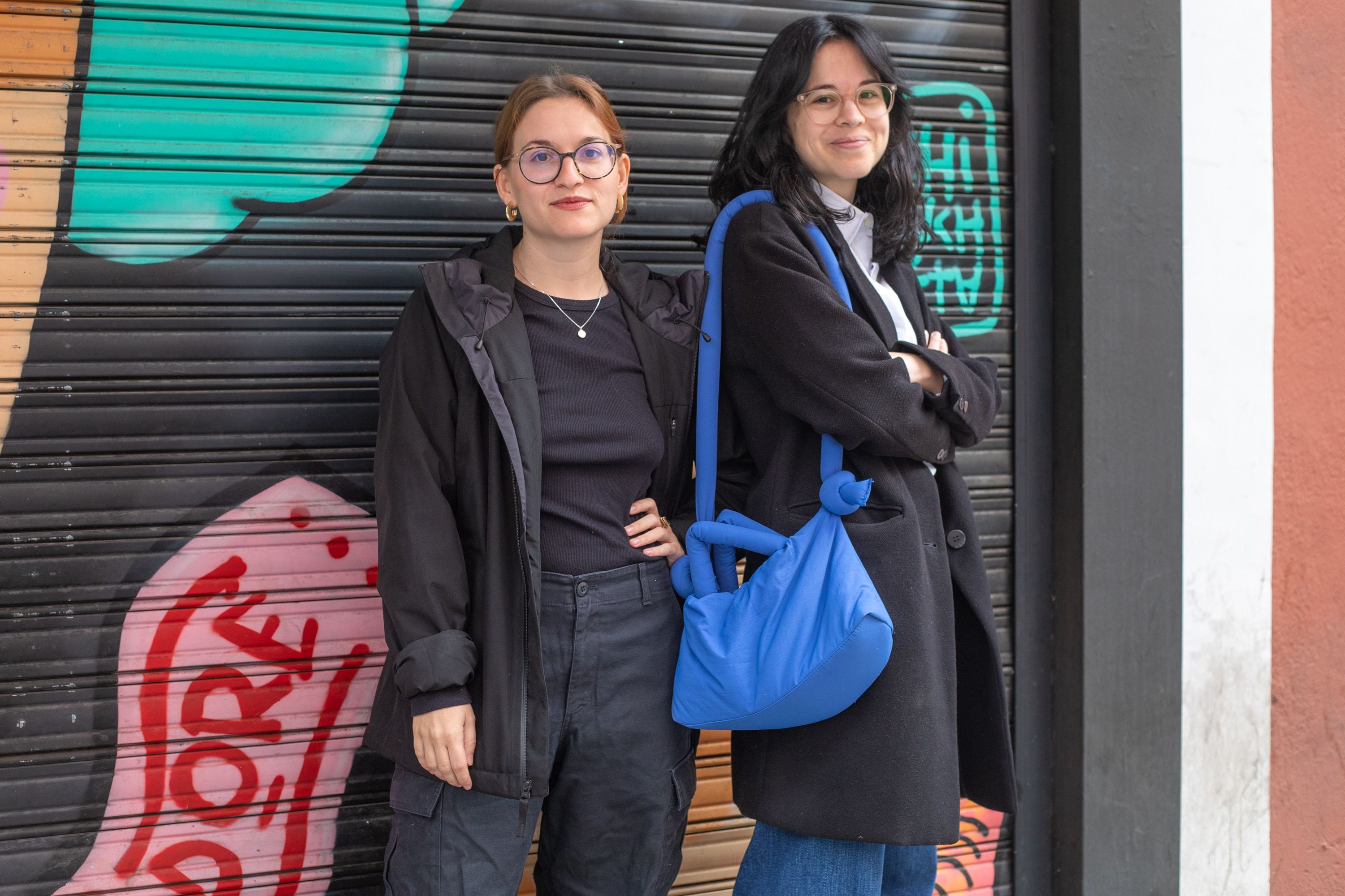 Noah (28) e Irene (27) posan en la fachada de la librería del Cine Doré, en Madrid (Helena Margarit Cortadellas)