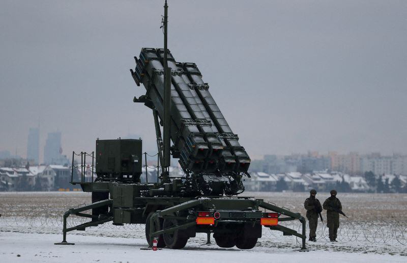 FOTO DE ARCHIVO: Militares patrullando frente al sistema de defensa antiaérea Patriot durante un entrenamiento militar polaco sobre los sistemas de misiles en el aeropuerto de Varsovia, Polonia. 7 de febrero de 2023. REUTERS/Kacper Pempel