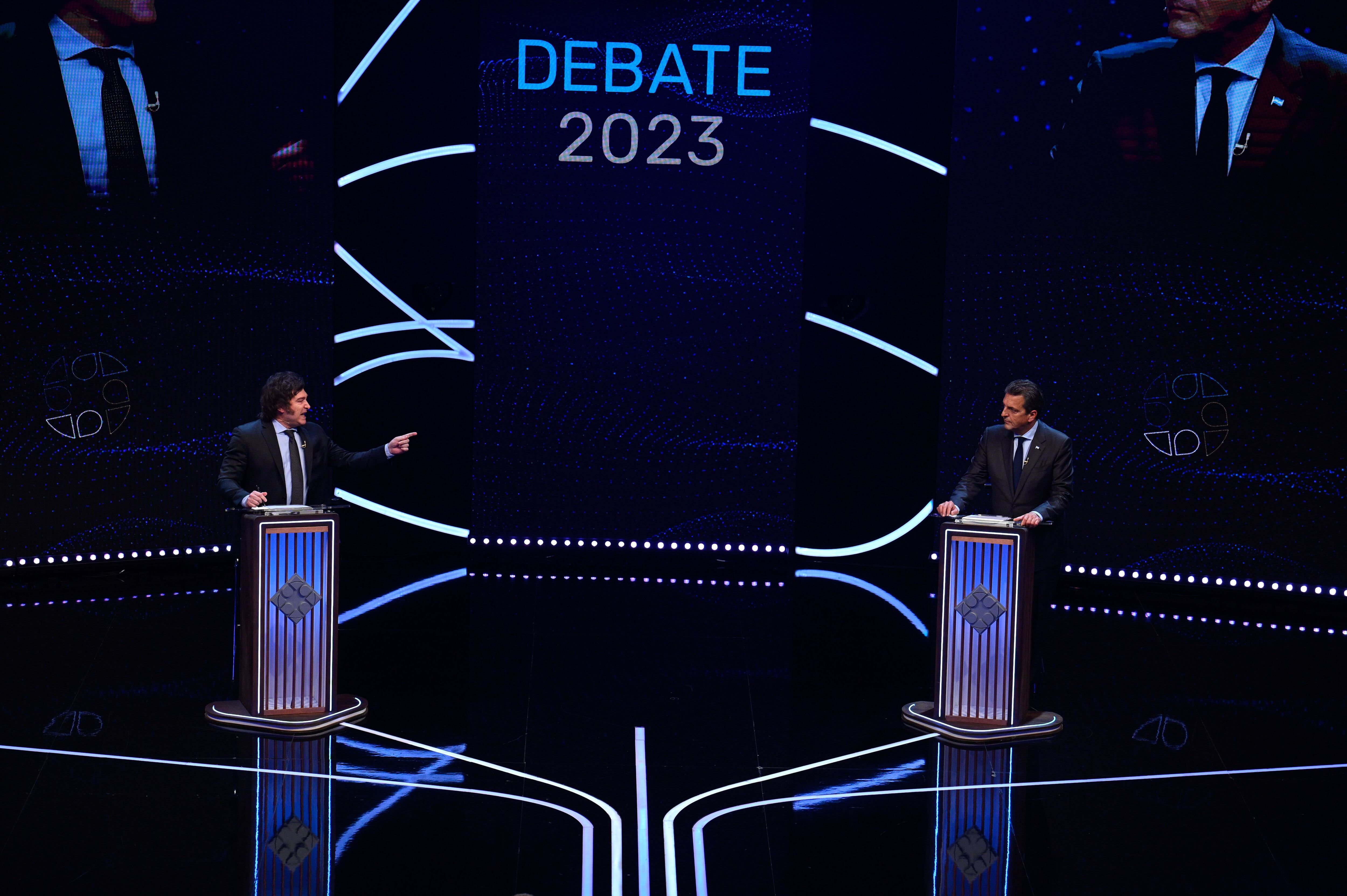 Javier Milei frente a Sergio Massa en el último debate presidencial (EFE/ Luis Robayo - AFP -POOL)
