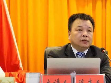 El periodista Chen Jieren fue despedido de dos medios del la dictadura China por publicar artículos donde criticaba la corrupción en el gobierno de su país 