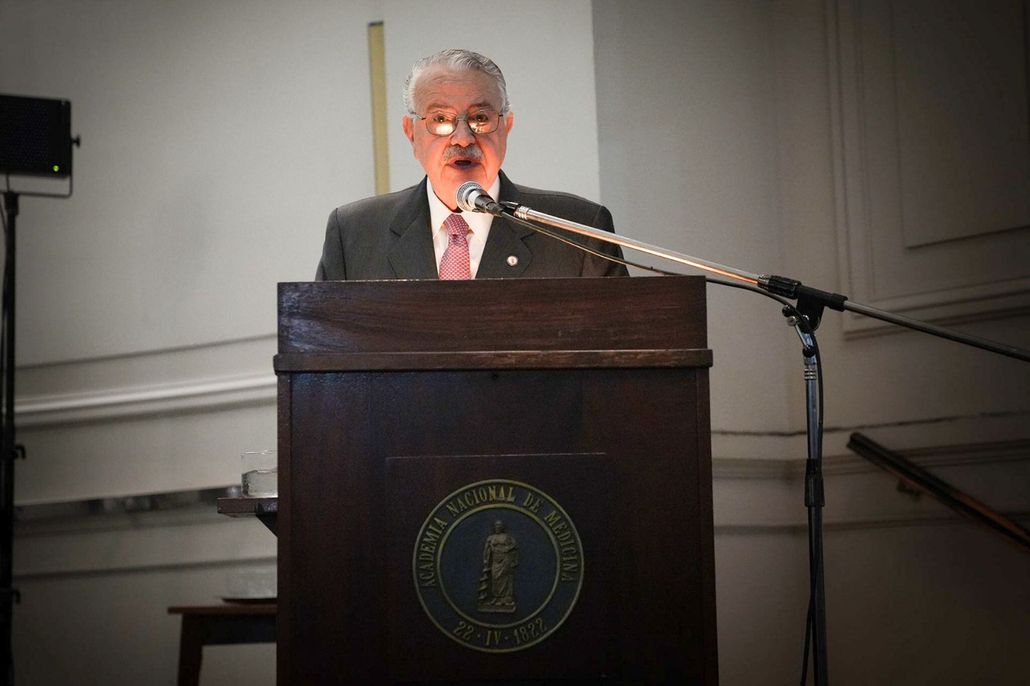 Juan Antonio Mazzei, expresidente de la Academia Nacional de Medicina