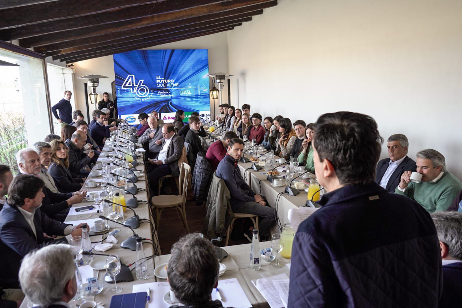 Carlos Melconian habla ante el equipo de la Fundación Mediterránea para presentar su plan económico