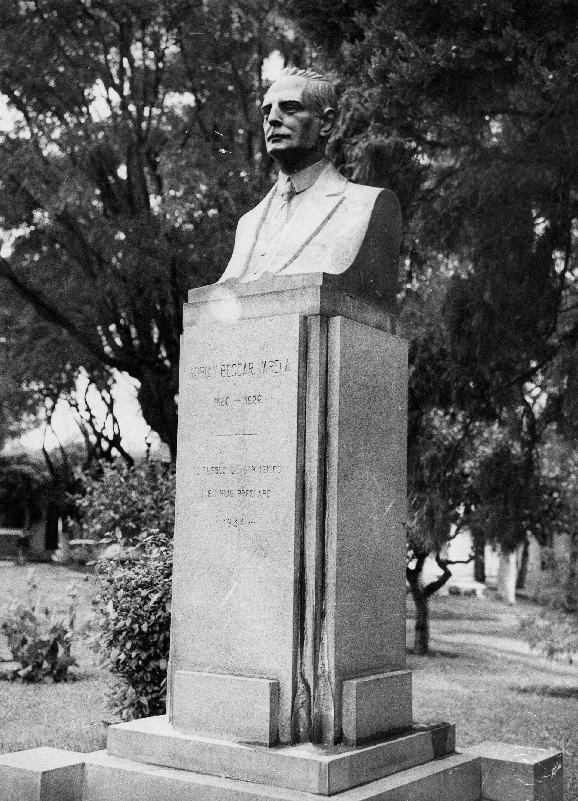 Monumento a Adrián Beccar Varela. Plaza Mitre. San Isidro. AGN 295125_a