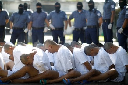 Pandilleros Mara Salvatrucha (MS-13) esperan ser escoltados al llegar a la cárcel de máxima seguridad en Zacatecoluca, El Salvador, 31 de enero de 2019. REUTERS / Jose Cabezas
