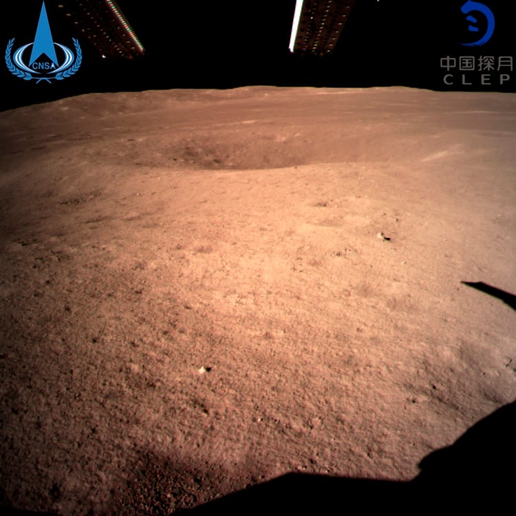La primera imagen tomada por Chang’e-4 tras el alunizaje en la cara oculta de la luna. (Administración Nacional del Espacio de China/Xinhua News Agency via AP)