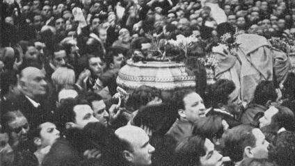 El féretro fue llevado a pulso por la multitud desde su casa hasta el cementerio de la Recoleta. (Fotografía Revista Caras y Caretas 15  de julio 1933)