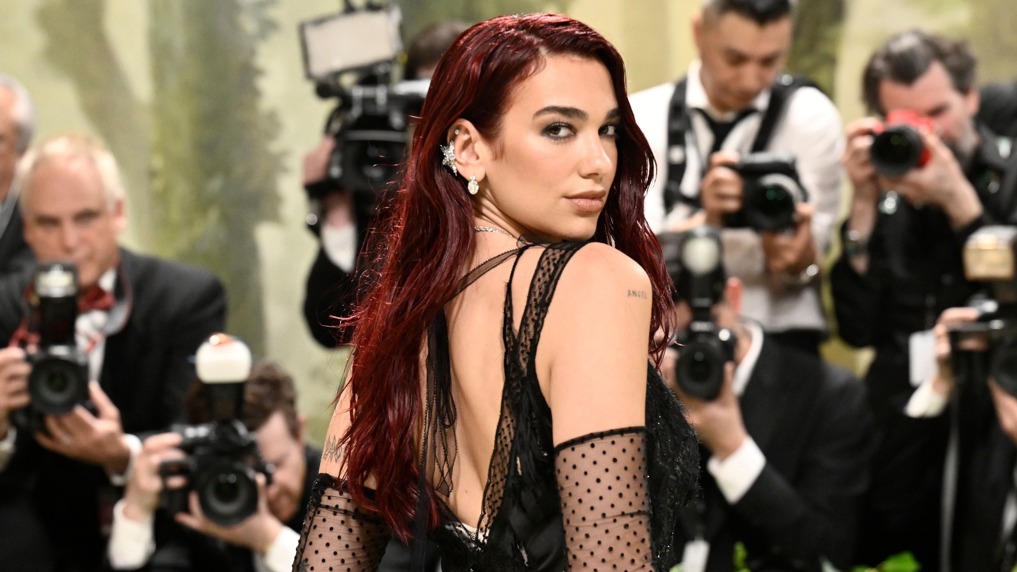 Dua Lipa reveló por qué no va a terapia y prefiere confiar en el horóscopo  y la astrología - Infobae