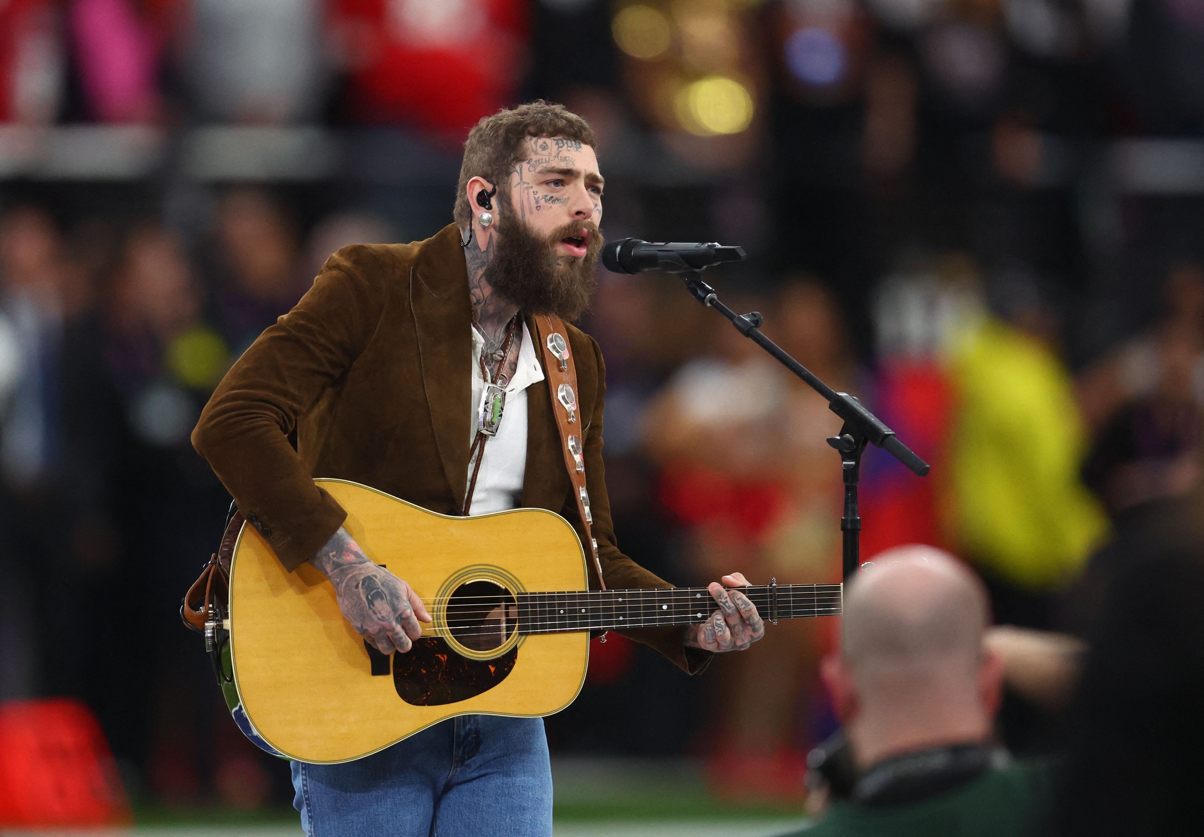 El artista Post Malone actúa antes de la Super Bowl LVIII entre los Kansas City Chiefs y los San Francisco 49ers en el estadio Allegiant (Mark J. Rebilas-USA TODAY Sports)