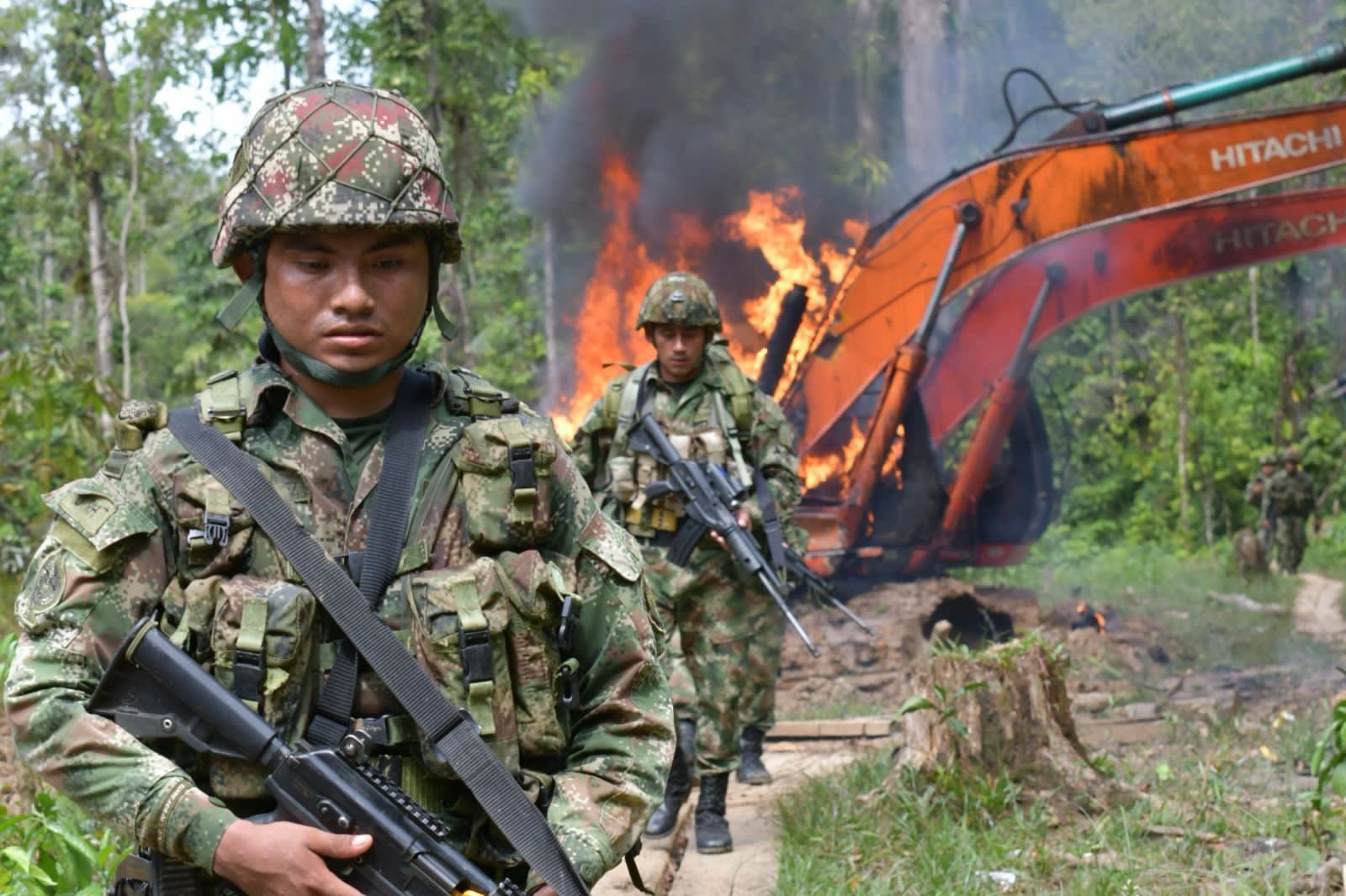 La ofensiva militar pretende debilitar las finanzas de estos grupos armados - crédito @mindefensa / X