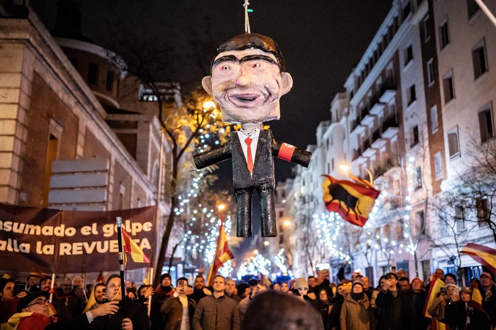 01/01/2024 Decenas de personas celebran la entrada del año nuevo en la calle Ferraz, a 1 de enero de 2024, en Madrid. (Europa Press)
