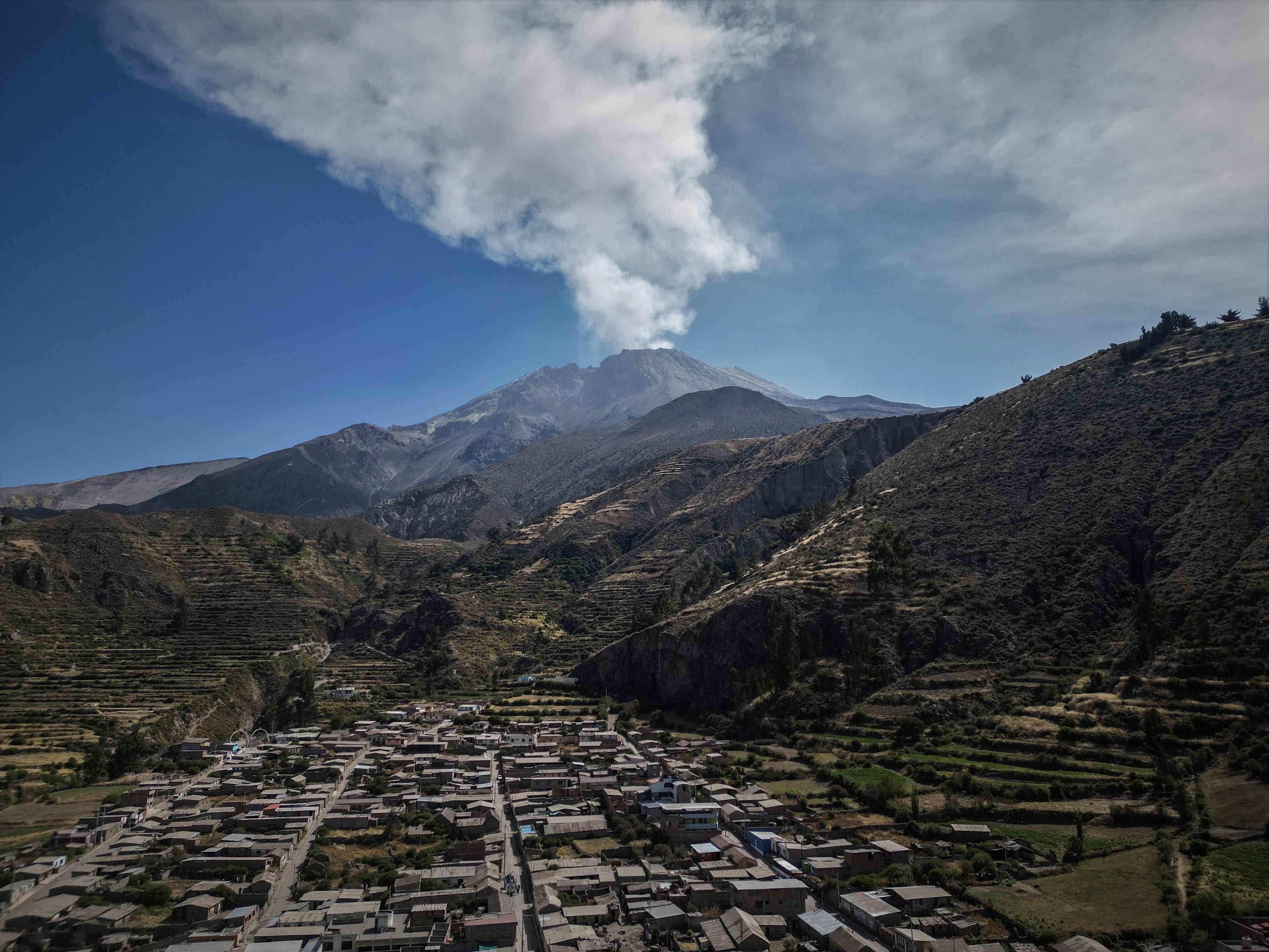 Fotografía de archivo del volcán Ubinas, desde el pueblo de Ubinas, en Moquegua (Perú). EFE/Stringer
