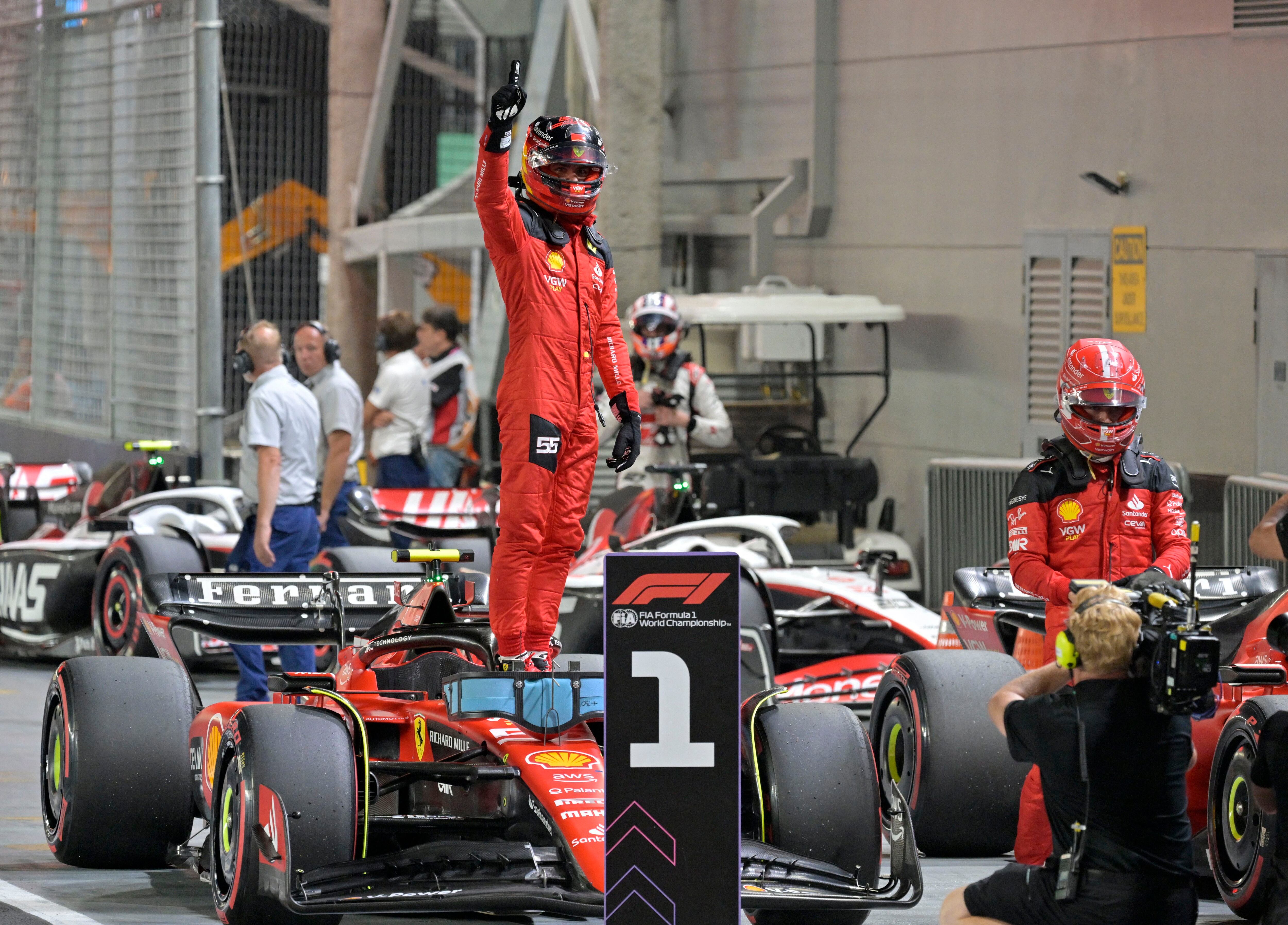 Sainz tras llevarse la pole en el circuito de Singapur (REUTERS).