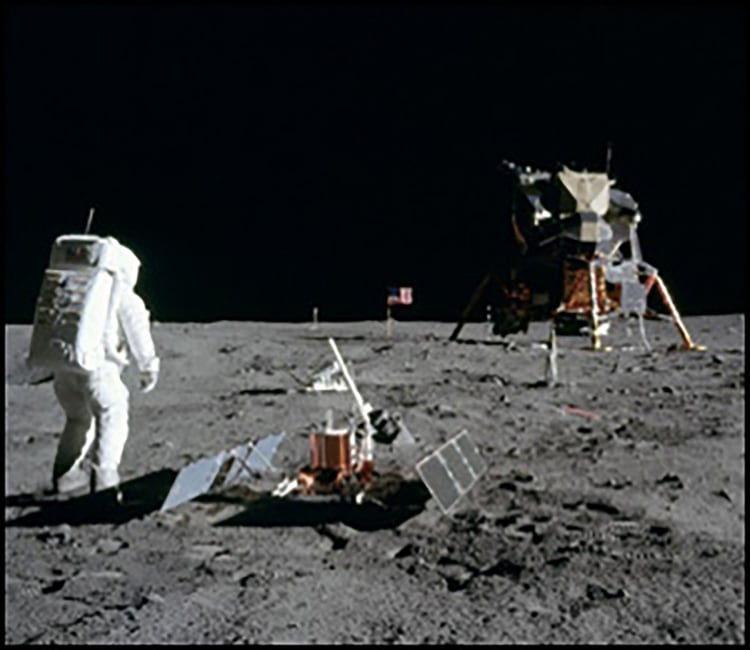 Según la web de Lunar Embassy, “el sitio del aterrizaje del Apolo 11, así como el cráter en la Luna en el que aparentemente se ha encontrado agua, pero aún no se ha confirmado” no están a la venta