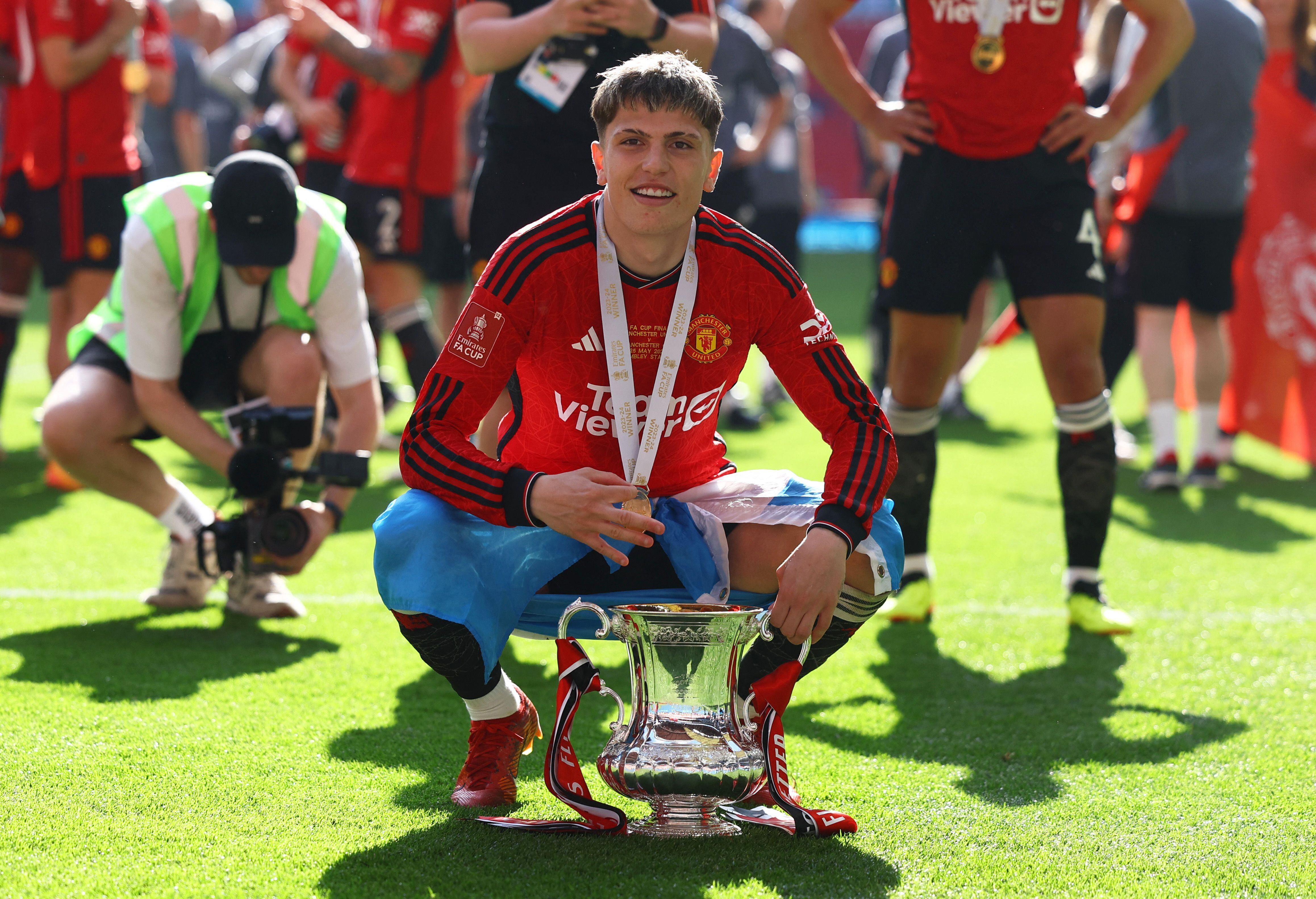 Garnacho con el trofeo de la FA Cup y la bandera argentina (REUTERS/Hannah Mckay)