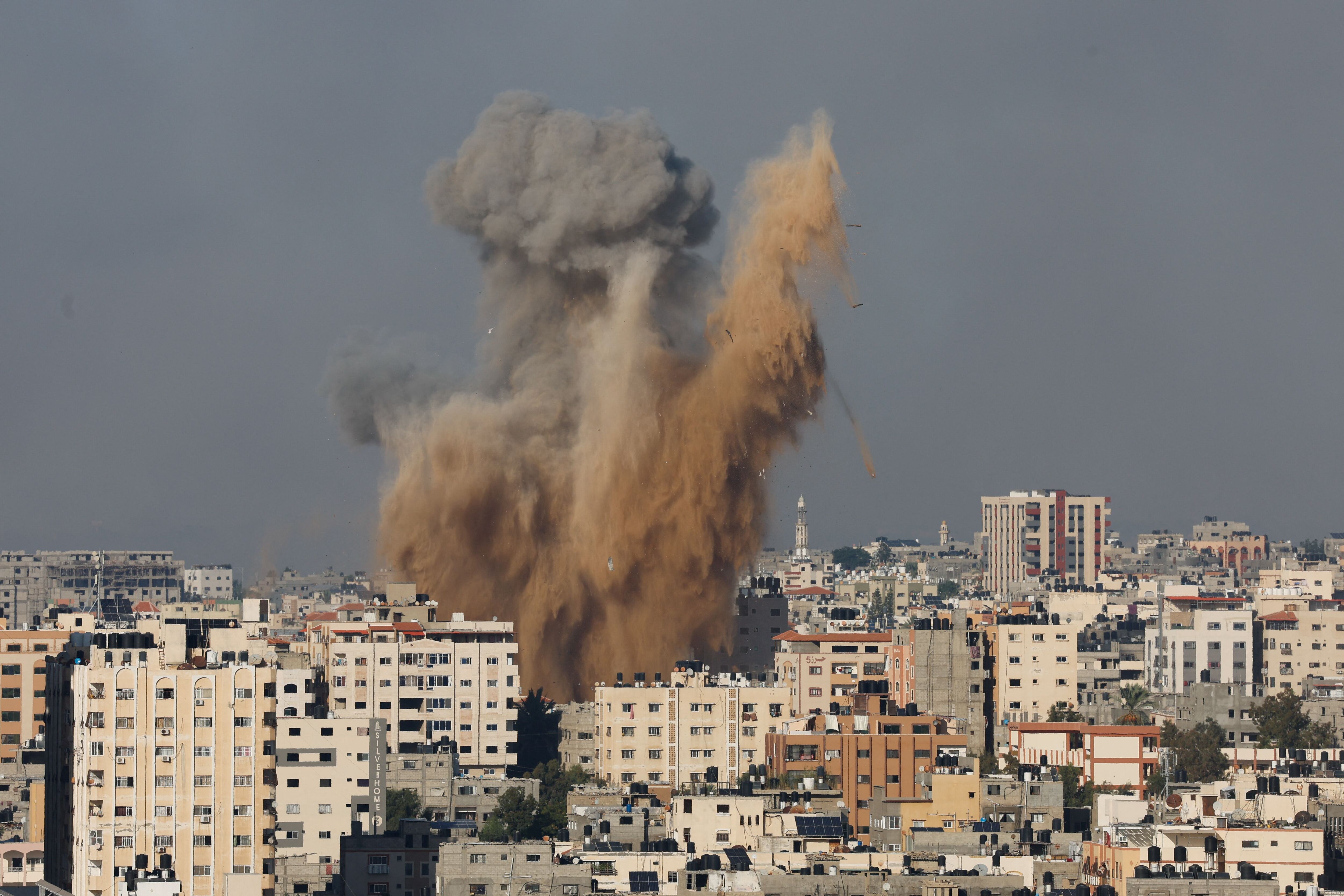 El grupo islamista Hamas lanzó un ataque coordinado contra el sur de Israel, y ya hay más de 100 muertos. (REUTERS/Mohammed Salem)