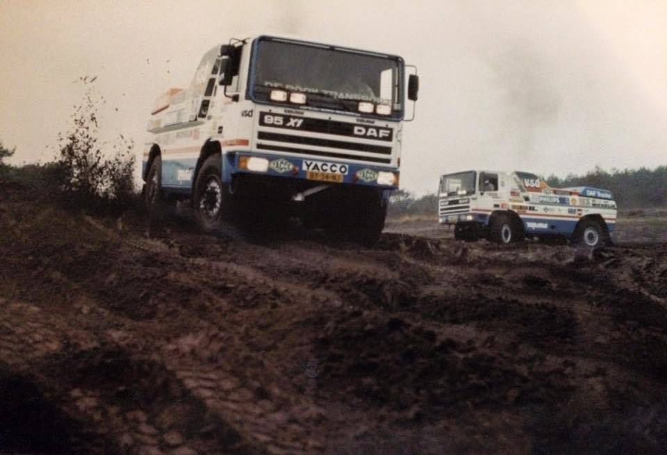 Los DAF Turbo Twin en un entrenamiento previo al Rally Dakar de 1988 (Team De Rooy)