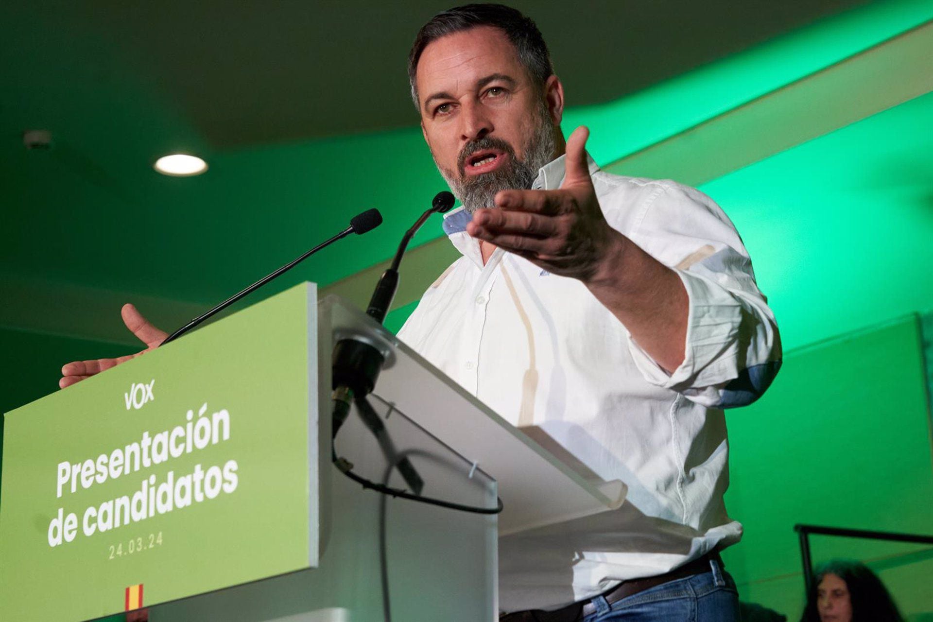 Abascal se burla de la sugerencia de Bildu de “desmilitarizar” a la Ertzaintza diciendo: “Creen que pueden prevenir ataques con cuchillos con puntos púrpuras”.