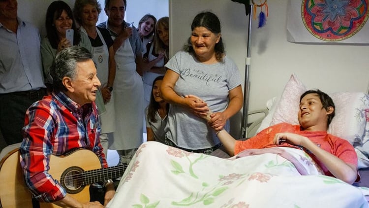En el hospice Ezequiel cumplió su sueño de conocer a Palito Ortega