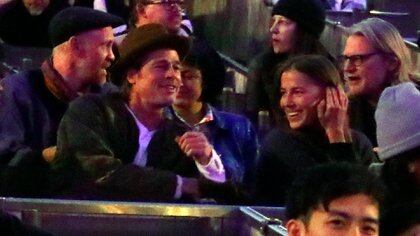 Brad Pitt y Nicole Poturalski durante una cita en Los Ángeles en el mes de noviembre (The Grosby Group)