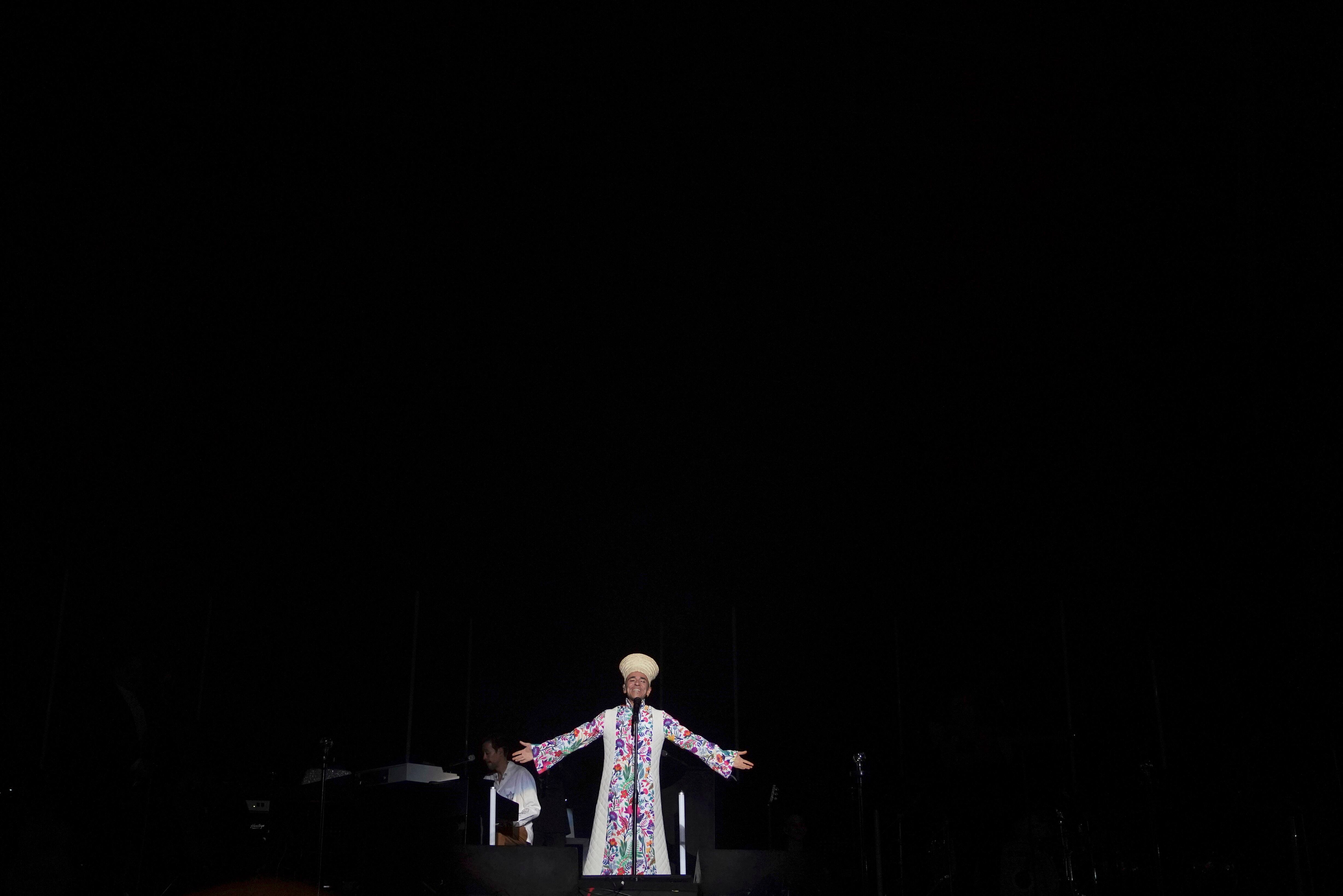 Rubén Albarrán, vocalista de Café Tacvba, durante su presentación en el festival Vive Latino en la Ciudad de México el 18 de marzo de 2023. (Foto AP/Fernando Llano)