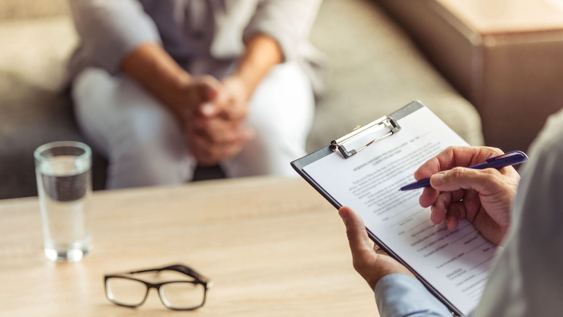 La terapia de conversación es una opción de tratamiento para la bulimia, incluyendo la terapia cognitivo conductual mejorada y la terapia basada en la familia (Getty)