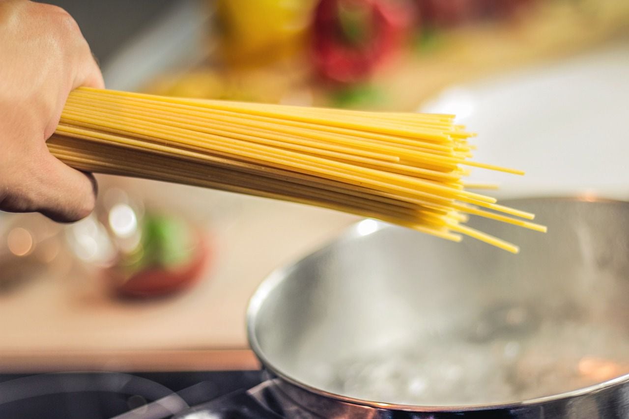 La pasta se puede cocinar de diversas formas y con múltiples condimentos y salsas (Pixabay)