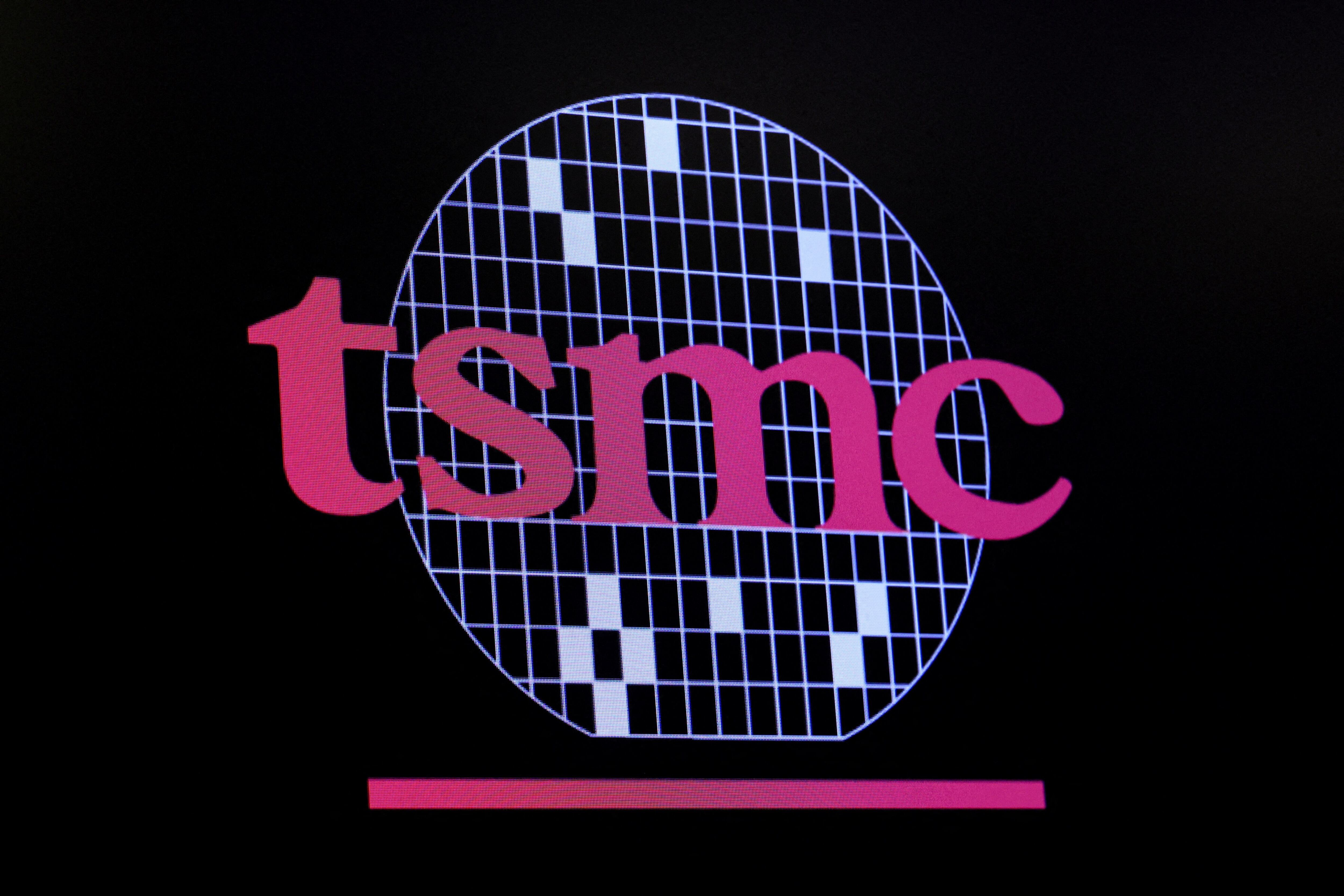 El logotipo de la empresa Taiwan Semiconductor Manufacturing Company se muestra en una pantalla en el piso de la Bolsa de Valores de Nueva York (NYSE) en la ciudad de Nueva York, EE. UU. REUTERS/Brendan McDermid/Foto de archivo