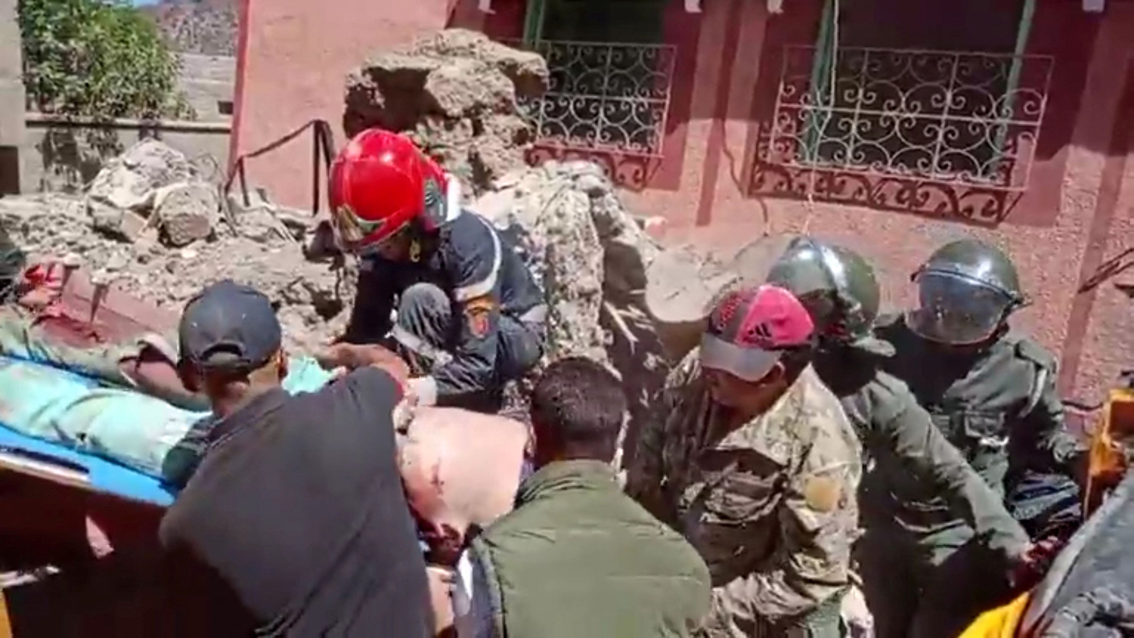 Una persona es rescatada de debajo de los escombros, luego de un poderoso terremoto, en la aldea de Moulay Brahim en esta captura de pantalla obtenida de un video de las redes sociales. Al Maghribi Al Youm/vía REUTERS
