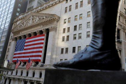 IMAGEN DE ARCHIVO. La bota de la estatua de George Washington, el primer presidente de Estados Unidos, se ve frente a la Bolsa de Valores de Nueva Tork (NYSE), en la Ciudad de Nueva York, EEUU. Noviembre 4, 2020. REUTERS/Andrew Kelly