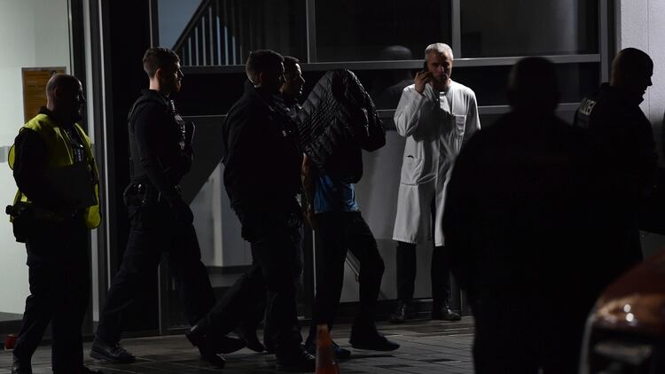 En esta foto del martes 19 de noviembre de 2019, la policía arresta a un hombre en un hospital de Berlín, Alemania. Fritz von Weizsaecker, hijo del ex presidente alemán Richard von Weizsaecker, fue asesinado mientras daba una conferencia en un hospital de Berlín, donde también trabajaba como médico. (Paul Zinken / dpa a través de AP)